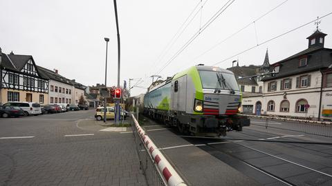 Ein Güterzug rollt durch einen Ort.