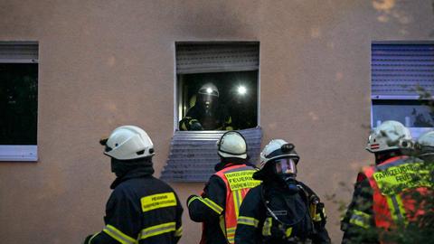 Feuerwehrleute am geöffneten Küchenfenster