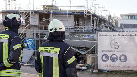 Einsatzkräfte an der Unglücksstelle in Guxhagen