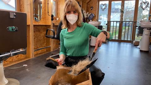 Friseurin Haare Ölsperre