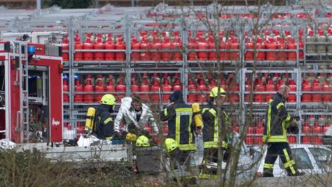 Feuerwehrleute bei einem Einsatz in einem Chemiebetrieb, wo aus einem Leck in einer Leitung Flüssiggas austrat