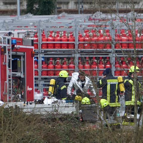 Feuerwehrleute bei einem Einsatz in einem Chemiebetrieb, wo aus einem Leck in einer Leitung Flüssiggas austrat