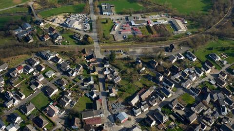 Ein Wohnhaus wurde durch eine Gasexplosion zerstört (links). In einem nahegegeben Abfüllbetrieb für Flüssiggas (rechts) war aus einem Behälter Gas ausgetreten.