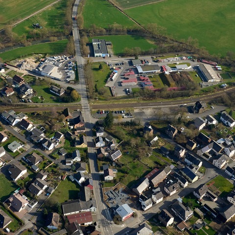 Ein Wohnhaus wurde durch eine Gasexplosion zerstört (links). In einem nahegegeben Abfüllbetrieb für Flüssiggas (rechts) war aus einem Behälter Gas ausgetreten.