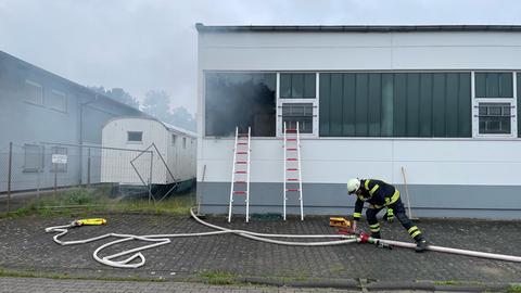 Rauch kommt aus der Lagerhalle in Mühlheim.