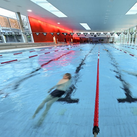Schwimmer im Hallenbadbecken