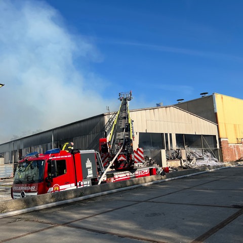 Feuerwehreinsatz in Lagerhalle in Darmstadt