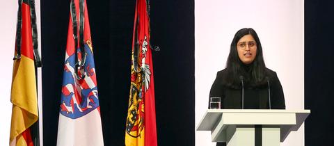 Saida Hashemi, Schwester eines der Opfer, sprach im Congress Park in Hanau bei der offiziellen Trauerfeier.