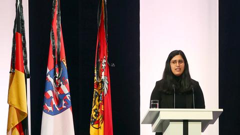 Saida Hashemi, Schwester eines der Opfer, sprach im Congress Park in Hanau bei der offiziellen Trauerfeier.