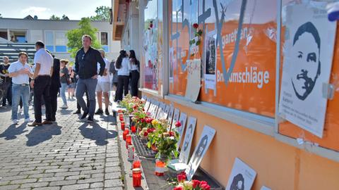 Bei einer Gedenkfeier nach dem rassistischen Anschlag in Hanau trauern Menschen an der Bar in Hanau-Kesselstadt um die Opfer.