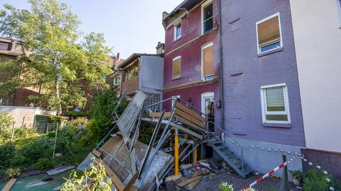 Haushinterseite mit eingestürzten Balkonen