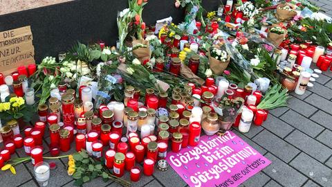 Niedergelegte Blumen vor einem der beiden Tatorte in Hanau