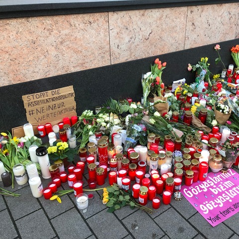 Niedergelegte Blumen vor einem der beiden Tatorte in Hanau