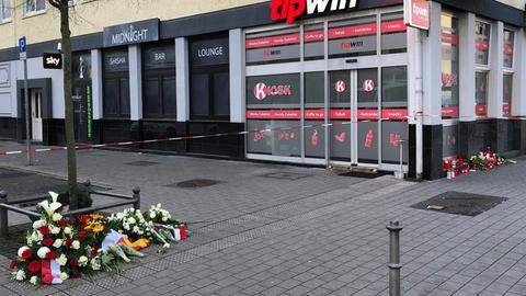 Niedergelegte Blumen und Kerzen vor einem der beiden Tatorte in Hanau