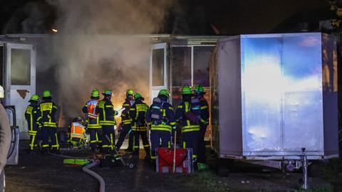 In Hanau geriet gestern eine Lagerhalle in Brand. 