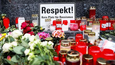 Foto eines Gedenkortes in Hanau mit vielen Kerzen, Blumen und einem Schild: "Respekt! Kein Platz für Rassismus" 