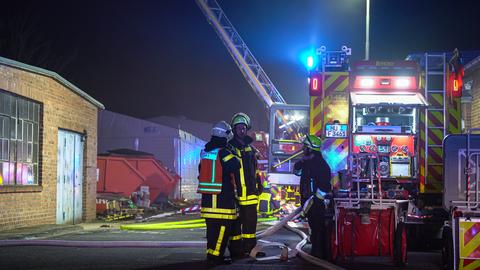 Feuerwehreinsatz an einer brennenden Lagerhalle in Hanau-Wolfgang, Rauch dringt aus dem Gebäude