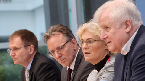 Generalbundesanwalt Frank, BKA-Chef Münch, Bundesjustizministerin Lambrecht (SPD) und Bundesinnenminister Seehofer (CSU) (v.l.) äußern sich vor der Bundespressekonferenz in Berlin zu Hanau.