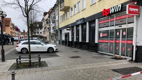 So sieht es aktuell vor einem der Tatorte in Hanau aus