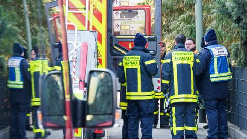 Einsatzkräfte der Feuerwehr Hanau stehen in der Innenstadt. 