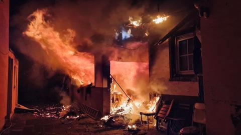 Flammen schlagen aus einem Wohnhaus in Hanau-Großauheim.