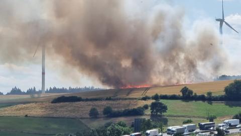 Brennendes Feld nahe Autobahn