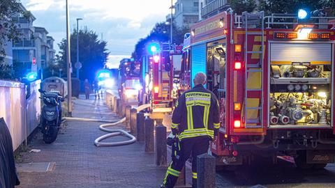 Einsatzkräfte der Feuerwehr Hattersheim mit schwerem Gerät am Einsatzort.