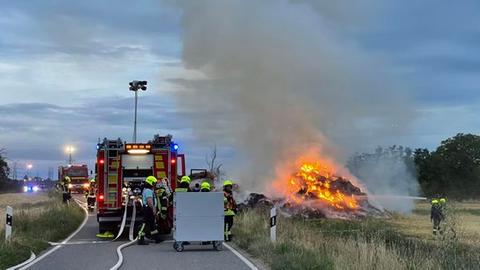 Feuerwehr-Einsatz bei brennendem Heuhaufen in Hattersheim (Main-Kinzig)