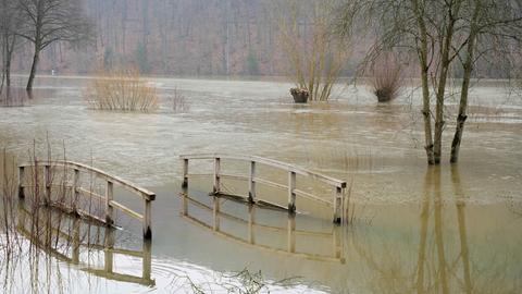 Brückengeländer ragt aus dem Hochwasser am Haunestausee