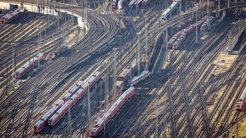 Gleisfeld mit Zügen vor dem Hauptbahnhof Frankfurt