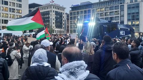 Demonstration auf der Frankfurter Hauptwache - Wasserwerfer - Demonstranten mit Palästina-Fahnen und zahlreiche Einsatzkräfte der Polizei 