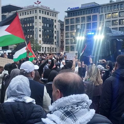 Demonstration auf der Frankfurter Hauptwache - Wasserwerfer - Demonstranten mit Palästina-Fahnen und zahlreiche Einsatzkräfte der Polizei 