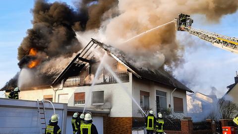 Löscharbeiten am brennenden Dachstuhls eines Hauses in Reinheim