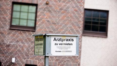 Ein Schild weist darauf hin, dass eine Arztpraxis frei ist.