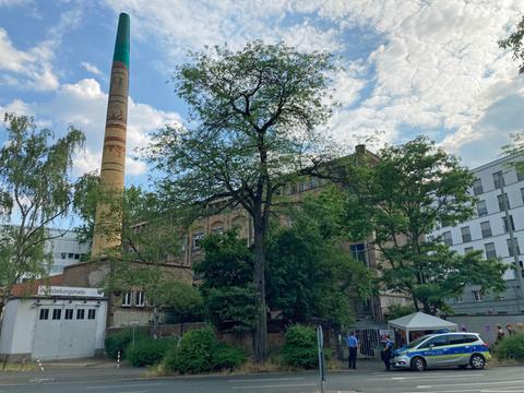 Druckereigebäude, davor Polizeiwagen