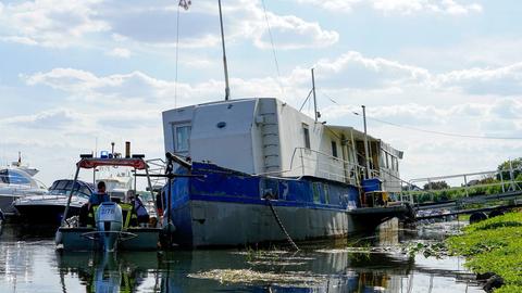 Rettungseinsatz an einem Hausboot im Rhein