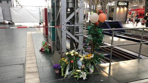 Blumen am Gleis im Hauptbahnhof