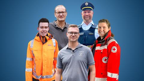 Fünf Portraits von vier Männern und einer Frau, collagiert vor einem blauen Hintergrund.