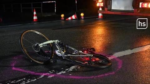 Das Fahrrad eines bei einem Unfall mit einem Lkw ums Leben gekommenen Fahrradfahrers liegt auf der Straße