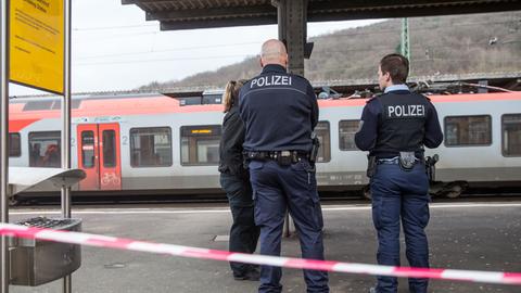 Polizisten am Herborner Bahnhof