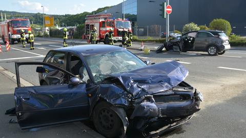 Unfall-Autos an Kreuzung