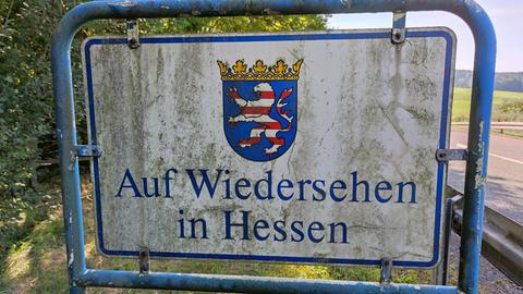 Schild mit der Aufschrift "Auf Wiedersehen in Hessen" an der Grenze zu Bayern