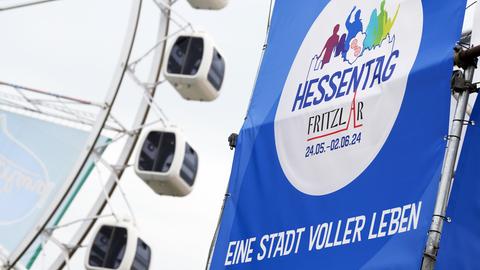 Das Logo vom 61. Hessentag ist vor einem Riesenrad zu sehen. Unter dem Motto «Eine Stadt voller Leben» erwartet die Gäste bei Deutschlands ältestem Landesfest ein vielfältiges Angebot aus Tradition und Fortschritt. Der Hessentag findet vom 24.05.2024 bis 02.06.2024 statt.