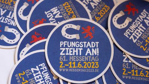 Das Hessentag-Logo ist auf einem Bierdeckel bei der Vorstellung von Motto und Logo des Hessentags 2023 zu sehen.