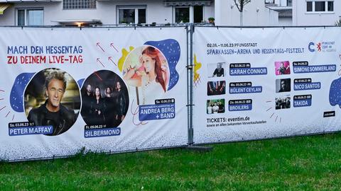 Das Bild zeigt eine Werbewand für den Hessentag 2023 in Pfungstadt, die auf einer grünen Wiese steht.