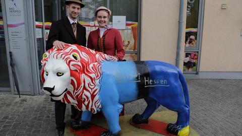 Hessentagslöwe mit Hessentagspaar in Bad Hersfeld