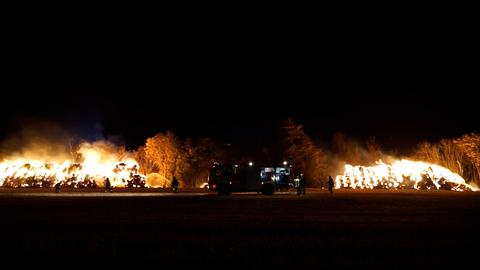 Brennende Strohballen in Hofheim (Main-Taunus).