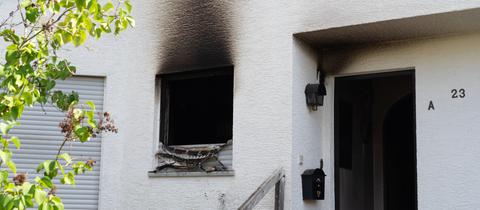 Ein geöffnetes Fenster mit deutlichen Ruß-Spuren des Wohnungsbrandes.