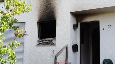 Ein geöffnetes Fenster mit deutlichen Ruß-Spuren des Wohnungsbrandes.