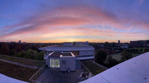 Roter und gelber Himmel über dem Funkhaus.